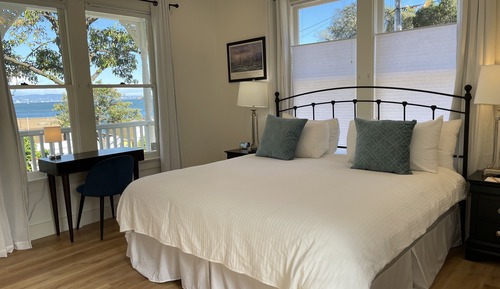 Deluxe Room, 1 King Bed, Bay View