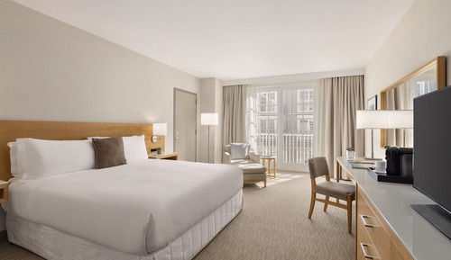 Classic Room, 1 King Bed, Mobility Accessible (Accessible Tub)