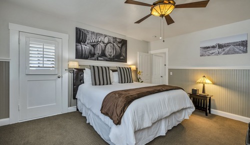 Deluxe Room, 1 King Bed, Jetted Tub (Diamond)