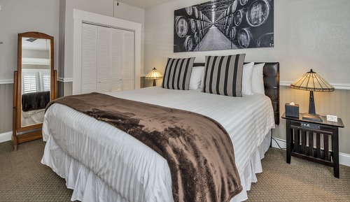 Suite, 1 King Bed, Jetted Tub (Helena)