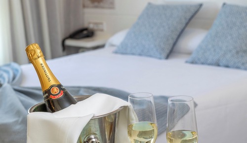 Romantic Room parentheses (cava, chocolates and roses)