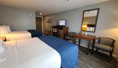 Deluxe Double Queen with Pull Out Sofa - Non-Smoking