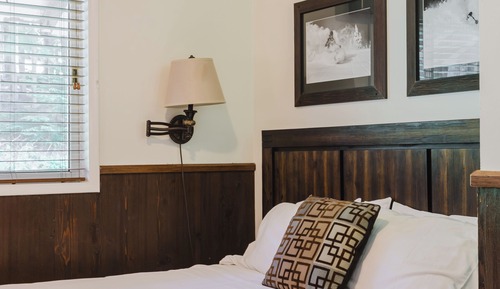 Alpine Queen Corner Room + Murphy Bed