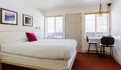 Room, 1 Queen Bed (Village Inn)