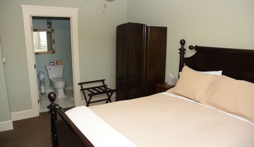 Veranda Room (Queen Bed) 