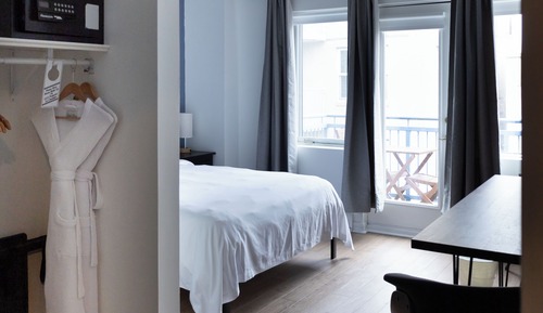 Standard Room, 1 Queen Bed, Balcony