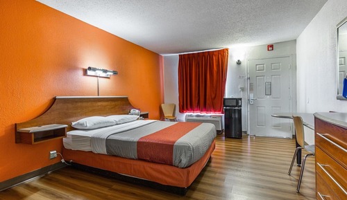 Deluxe Room, 1 Queen Bed, Non Smoking, Refrigerator & Microwave