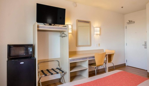 Room, 1 Queen Bed, Hearing Accessible, Non Smoking (Mobility/hearing, Roll-in Shower)