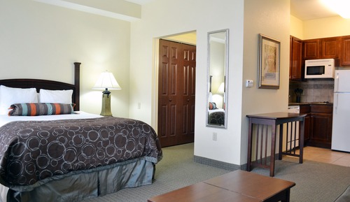 Studio Suite, 1 Queen Bed, Mobility Accessible (Kitchen, Hearing, Bathtub)