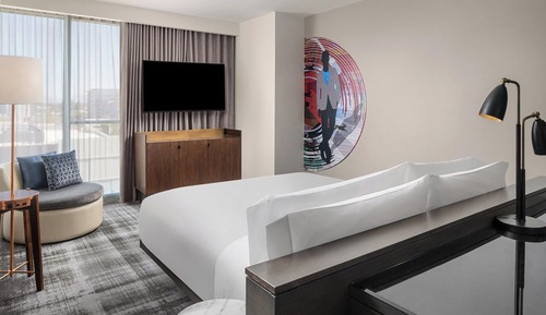 Deluxe Suite, 1 King Bed, Patio, Garden View (Mobility/Hearing Access, Transf Shwr)