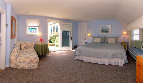 Superior Suite, 1 King Bed, Kitchen, Poolside