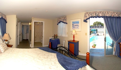 Signature Suite, 1 Queen Bed, Kitchenette, Poolside