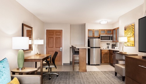 Studio Suite, 1 Queen Bed, Kitchen