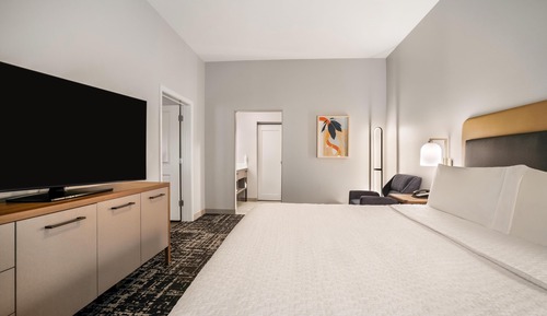 Suite, 1 King Bed, Accessible (Hearing)