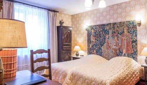 comfort room with twin beds or 1 double bed street side