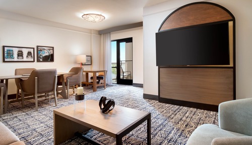 1 King 1 Bedroom Corner Suite