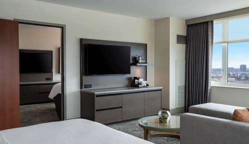 Club Studio, 1 King Bed with Sofa bed, Corner