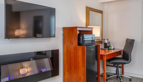 1 King Bed, 2 Person Jet Tub Suite