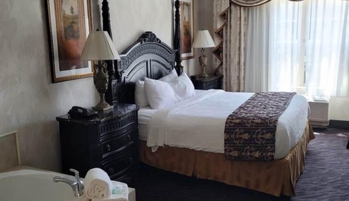 Presidential Room, 1 King Bed, Non Smoking (Mirror)