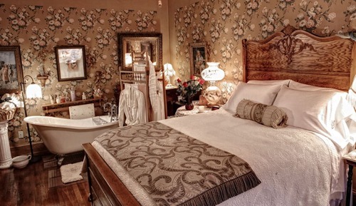 Romantic Room, 1 Queen Bed, Private Bathroom (Anne's Room) Not Pet Friendly