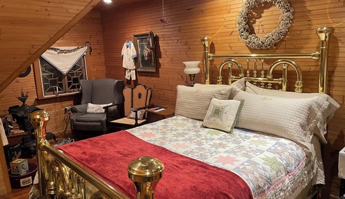 Comfort Room, 1 Queen Bed, Private Bathroom (Nanny's Attic) Not Pet Friendly