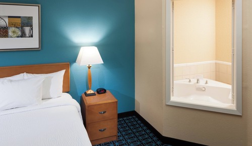 Suite, 1 King Bed, Hearing Accessible