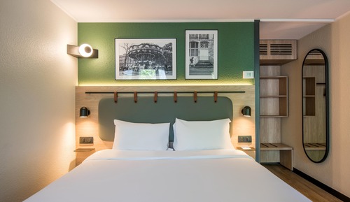 Standard Room, 1 Queen Bed