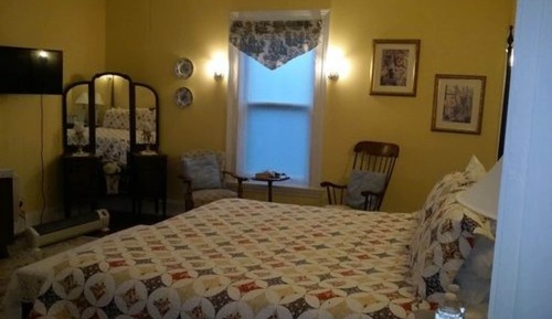 Room, Private Bathroom (Grandma Dixon)