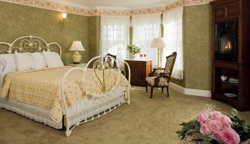 Suite, 1 Queen Bed (Jacuzzi and Fireplace)