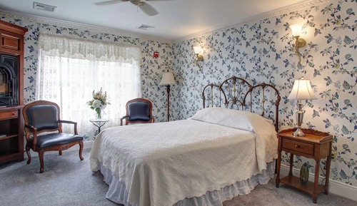 Suite, 1 Queen Bed (Jacuzzi and Fireplace)