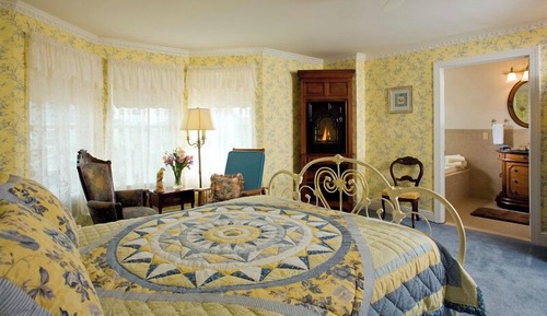Suite, 1 Queen Bed (Jacuzzi and Fireplace)