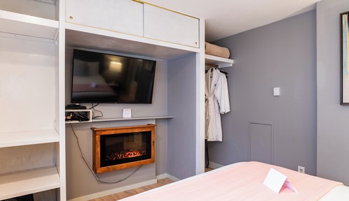 Queen Room with Kitchen