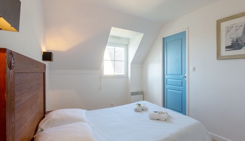 2-bedroom house, sleeps 6, sea view