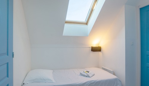 1-bedroom apartment with sleeping area sleeps 5