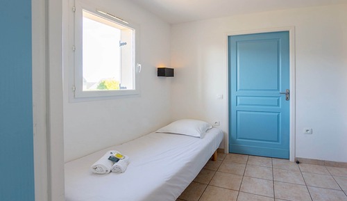 1-bedroom apartment with sleeping area, sleeps 6