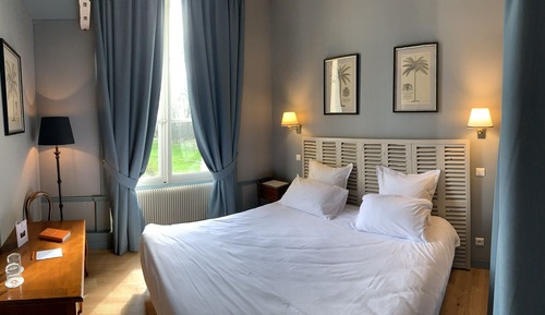 Room (Authentic)