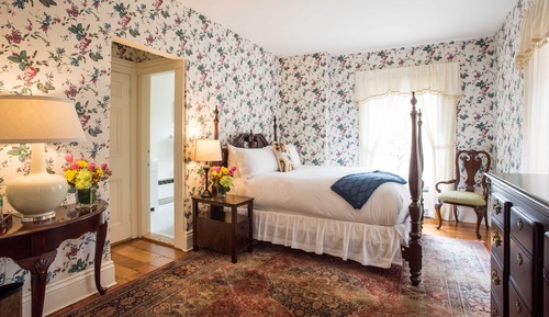 Deluxe Queen Guest Room - Main Building
