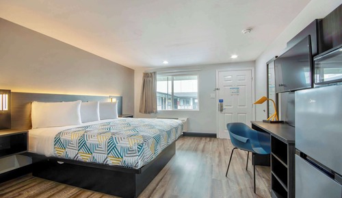 Standard Room, 1 King Bed, Non Smoking, Kitchenette