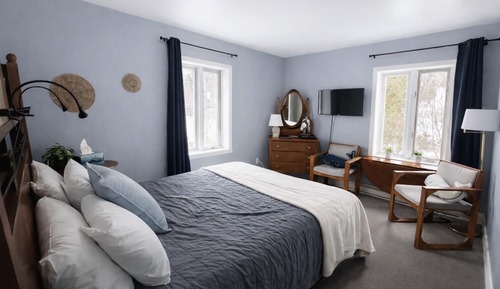 Intermediate Room, One Queen Bed