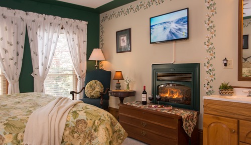 Deluxe Double Room, 1 King Bed, Fireplace, Garden View