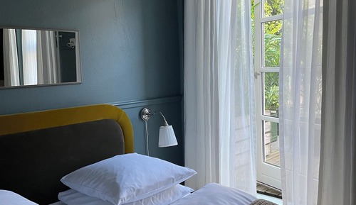 Medium with Bathtub