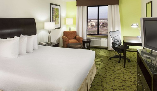 1 KING PREMIUM W/IN-ROOM DRINKS-SNACKS