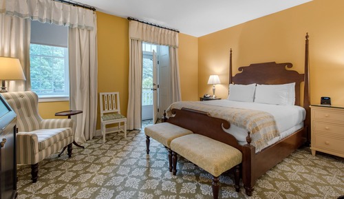 Deluxe Room, 1 Queen Bed, Accessible, Resort View (with Porch)