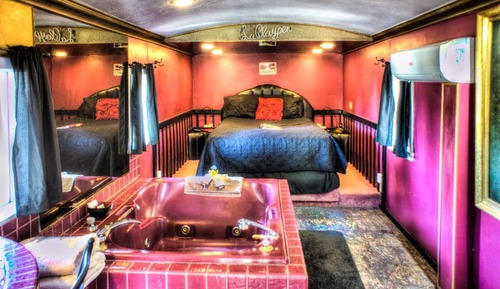 Signature Cabin, Private Bathroom (La Loose Caboose)