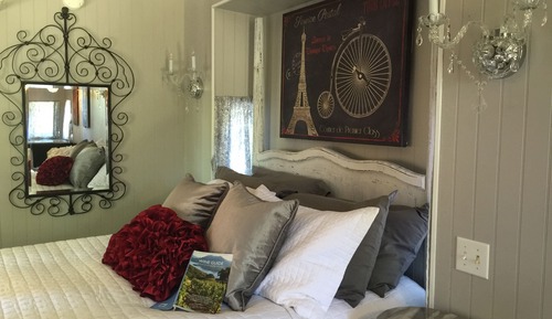 Standard Cabin, Private Bathroom (Midnight in Paris Caboose)