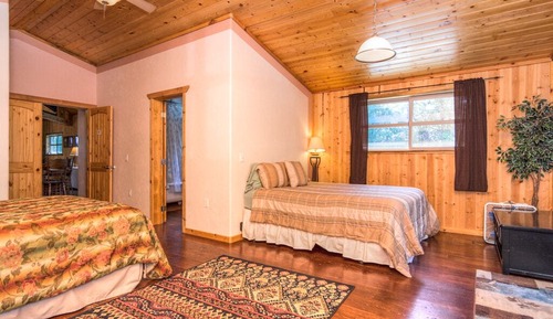 Upstairs Lodge Treetop Suite, 2-Queen Plus Accessory Beds, Full Kitchen