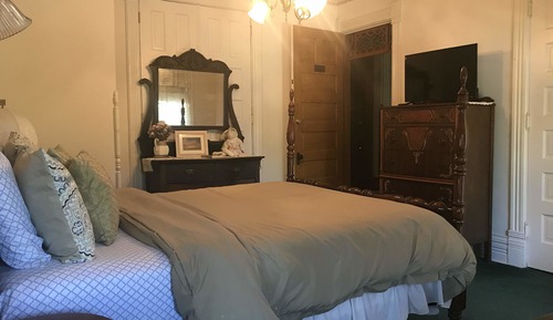 O'Malley Room, 1 Queen Bed