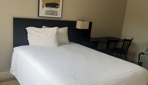 Deluxe Room, 1 Queen Bed, Accessible Bathtub