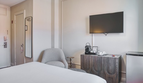 Classic Room, 1 Queen Bed, Non Smoking, Private Bathroom