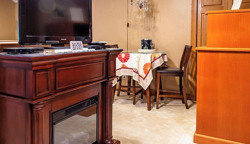 Suite, 1 Queen Bed, Non Smoking (Antique Suite)